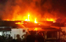 منتصف الليلة - النيران تلتهم 3 بيوت في مركز البلاد 